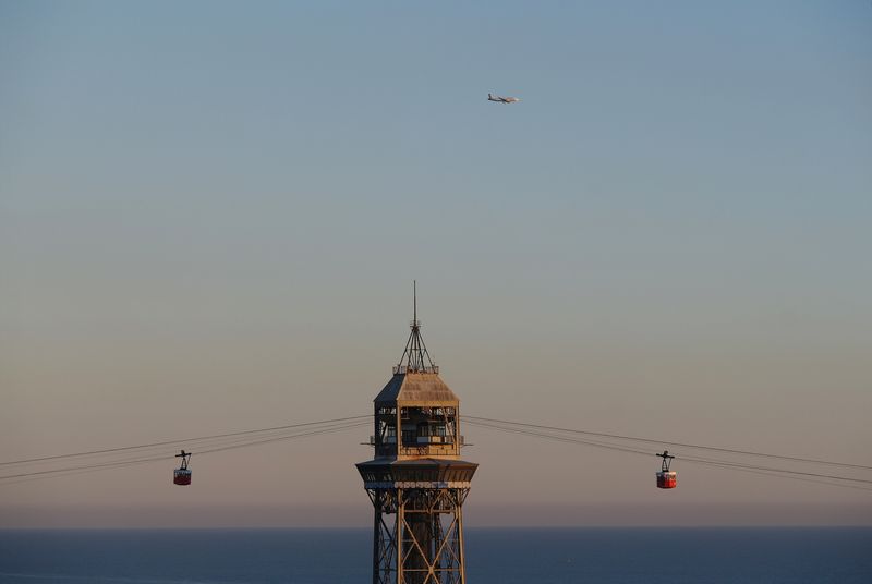 <div class='imageHoverDetail'>
             <p class='imageHoverTitle twoLineBreak'>Torre de Jaume I del telefèric</p>
             <p class='imageHoverAutor oneLineBreak'>Autor: Vicente Zambrano González</p>
             <button class='imageHoverBtn'>Mostra els detalls de la imatge <span class='sr-only'>Torre de Jaume I del telefèric</span></button>
             </div>