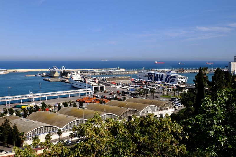 <div class='imageHoverDetail'>
             <p class='imageHoverTitle twoLineBreak'>Port de Barcelona des del Mirador del Poble-sec. Infraestructures del port</p>
             <p class='imageHoverAutor oneLineBreak'>Autor: Vicente Zambrano González</p>
             <button class='imageHoverBtn'>Mostra els detalls de la imatge <span class='sr-only'>Port de Barcelona des del Mirador del Poble-sec. Infraestructures del port</span></button>
             </div>