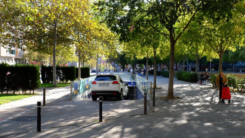 <div class='imageHoverDetail'>
             <p class='imageHoverTitle twoLineBreak'>Avinguda Meridiana, tram entre els carrers de Las Navas de Tolosa i de Felip ...</p>
             <p class='imageHoverAutor oneLineBreak'>Autor: Vicente Zambrano González</p>
             <button class='imageHoverBtn'>Mostra els detalls de la imatge <span class='sr-only'>Avinguda Meridiana, tram entre els carrers de Las Navas de Tolosa i de Felip ...</span></button>
             </div>