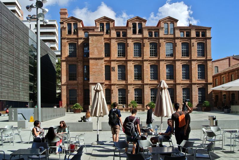 <div class='imageHoverDetail'>
             <p class='imageHoverTitle twoLineBreak'>Universitat Pompeu Fabra. Campus de Comunicació. Terrassa</p>
             <p class='imageHoverAutor oneLineBreak'>Autor: Vicente Zambrano González</p>
             <button class='imageHoverBtn'>Mostra els detalls de la imatge <span class='sr-only'>Universitat Pompeu Fabra. Campus de Comunicació. Terrassa</span></button>
             </div>