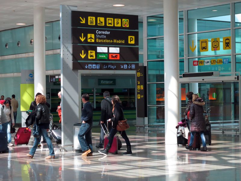 <div class='imageHoverDetail'>
             <p class='imageHoverTitle twoLineBreak'>Aeroport de Barcelona. Interior de la Terminal 1</p>
             <p class='imageHoverAutor oneLineBreak'>Autor: Vicente Zambrano González</p>
             <button class='imageHoverBtn'>Mostra els detalls de la imatge <span class='sr-only'>Aeroport de Barcelona. Interior de la Terminal 1</span></button>
             </div>