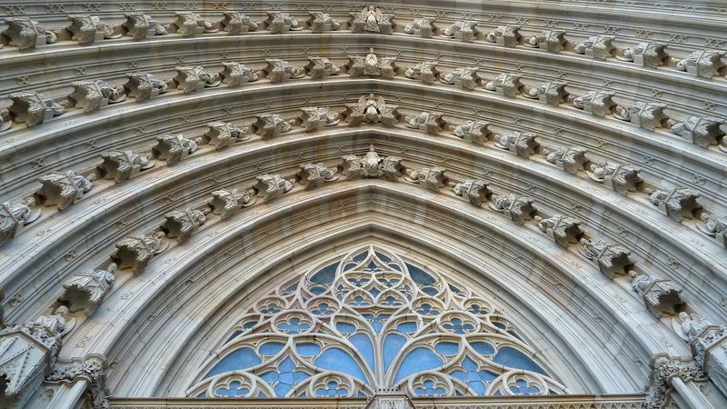 <div class='imageHoverDetail'>
             <p class='imageHoverTitle twoLineBreak'>Arquivoltes de la porta principal de la Catedral de Barcelona</p>
             <p class='imageHoverAutor oneLineBreak'>Autor: Vicente Zambrano González</p>
             <button class='imageHoverBtn'>Mostra els detalls de la imatge <span class='sr-only'>Arquivoltes de la porta principal de la Catedral de Barcelona</span></button>
             </div>