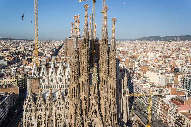 <div class='imageHoverDetail'>
             <p class='imageHoverTitle twoLineBreak'>Sagrada Família. Torres</p>
             <p class='imageHoverAutor oneLineBreak'>Autor: AL PHT Air Picture TAVISA</p>
             <button class='imageHoverBtn'>Mostra els detalls de la imatge <span class='sr-only'>Sagrada Família. Torres</span></button>
             </div>