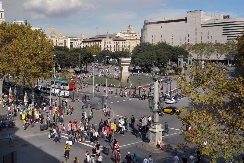 <div class='imageHoverDetail'>
             <p class='imageHoverTitle twoLineBreak'>Plaça de Catalunya</p>
             <p class='imageHoverAutor oneLineBreak'>Autor: Vicente Zambrano González</p>
             <button class='imageHoverBtn'>Mostra els detalls de la imatge <span class='sr-only'>Plaça de Catalunya</span></button>
             </div>