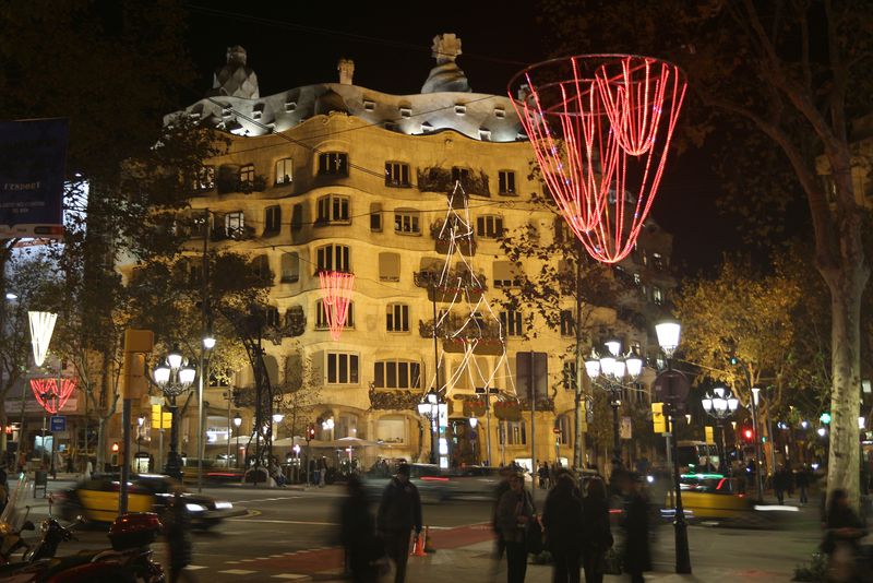 <div class='imageHoverDetail'>
             <p class='imageHoverTitle twoLineBreak'>Decoració de la Pedrera i del passeig de Gràcia al Nadal del 2014</p>
             <p class='imageHoverAutor oneLineBreak'>Autor: Vicente Zambrano González</p>
             <button class='imageHoverBtn'>Mostra els detalls de la imatge <span class='sr-only'>Decoració de la Pedrera i del passeig de Gràcia al Nadal del 2014</span></button>
             </div>