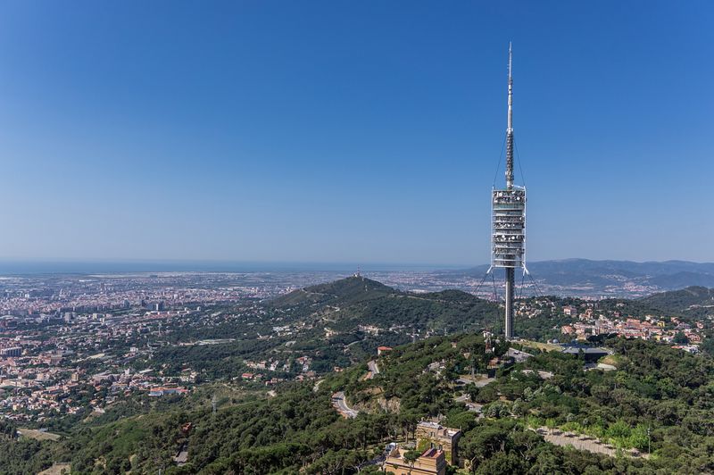 <div class='imageHoverDetail'>
             <p class='imageHoverTitle twoLineBreak'>Torre de Collserola</p>
             <p class='imageHoverAutor oneLineBreak'>Autor: AL PHT Air Picture TAVISA</p>
             <button class='imageHoverBtn'>Mostra els detalls de la imatge <span class='sr-only'>Torre de Collserola</span></button>
             </div>