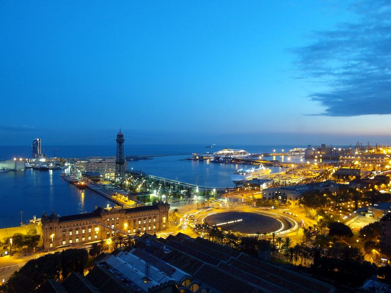 <div class='imageHoverDetail'>
             <p class='imageHoverTitle twoLineBreak'>Port de Barcelona. Vista panoràmica</p>
             <p class='imageHoverAutor oneLineBreak'>Autor: Vicente Zambrano González</p>
             <button class='imageHoverBtn'>Mostra els detalls de la imatge <span class='sr-only'>Port de Barcelona. Vista panoràmica</span></button>
             </div>