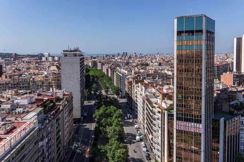 <div class='imageHoverDetail'>
             <p class='imageHoverTitle twoLineBreak'>Vista àeria de l'avinguda de Josep Tarradellas des de la plaça de Francesc Macià</p>
             <p class='imageHoverAutor oneLineBreak'>Autor: AL PHT Air Picture TAVISA</p>
             <button class='imageHoverBtn'>Mostra els detalls de la imatge <span class='sr-only'>Vista àeria de l'avinguda de Josep Tarradellas des de la plaça de Francesc Macià</span></button>
             </div>