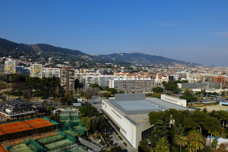 <div class='imageHoverDetail'>
             <p class='imageHoverTitle twoLineBreak'>Vista de Barcelona des del Reial Club de Polo de Barcelona cap a la muntanya ...</p>
             <p class='imageHoverAutor oneLineBreak'>Autor: Vicente Zambrano González</p>
             <button class='imageHoverBtn'>Mostra els detalls de la imatge <span class='sr-only'>Vista de Barcelona des del Reial Club de Polo de Barcelona cap a la muntanya ...</span></button>
             </div>