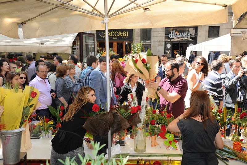 <div class='imageHoverDetail'>
             <p class='imageHoverTitle twoLineBreak'>Diada de Sant Jordi. Parada de roses a la Rambla</p>
             <p class='imageHoverAutor oneLineBreak'>Autor: Antonio Lajusticia Bueno</p>
             <button class='imageHoverBtn'>Mostra els detalls de la imatge <span class='sr-only'>Diada de Sant Jordi. Parada de roses a la Rambla</span></button>
             </div>