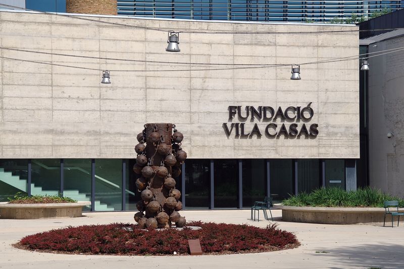 <div class='imageHoverDetail'>
             <p class='imageHoverTitle twoLineBreak'>Fundació Vila Casas. Espai Can Framis</p>
             <p class='imageHoverAutor oneLineBreak'>Autor: Vicente Zambrano González</p>
             <button class='imageHoverBtn'>Mostra els detalls de la imatge <span class='sr-only'>Fundació Vila Casas. Espai Can Framis</span></button>
             </div>