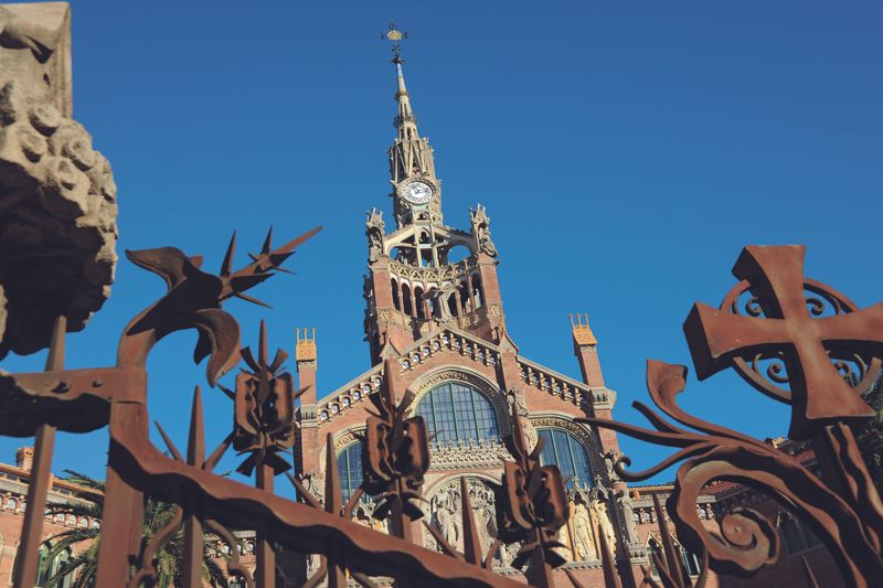 <div class='imageHoverDetail'>
             <p class='imageHoverTitle twoLineBreak'>Hospital de Sant Pau. Edifici principal</p>
             <p class='imageHoverAutor oneLineBreak'>Autor: Antonio Lajusticia Bueno</p>
             <button class='imageHoverBtn'>Mostra els detalls de la imatge <span class='sr-only'>Hospital de Sant Pau. Edifici principal</span></button>
             </div>