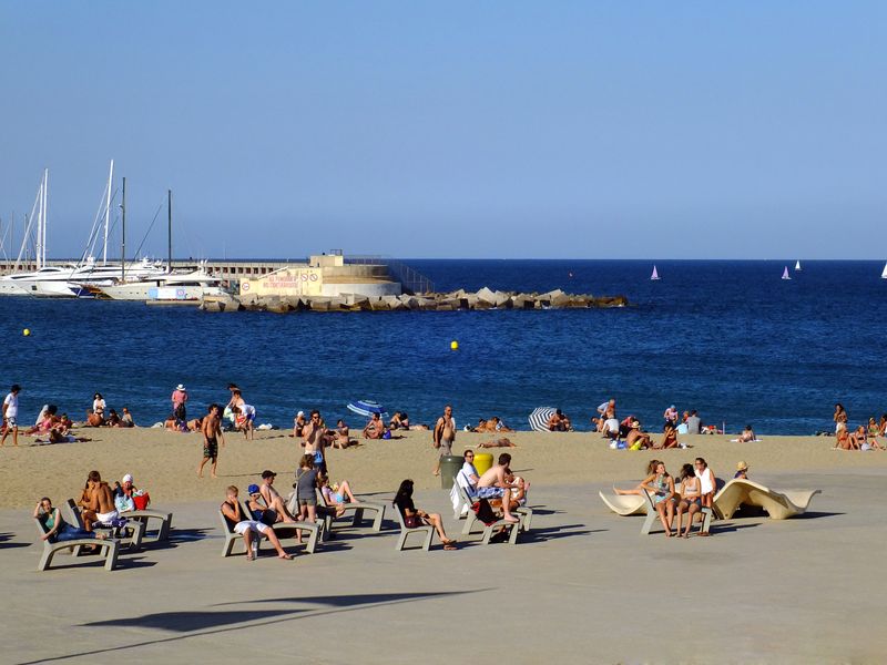 <div class='imageHoverDetail'>
             <p class='imageHoverTitle twoLineBreak'>Platja de la Barceloneta</p>
             <p class='imageHoverAutor oneLineBreak'>Autor: Vicente Zambrano González</p>
             <button class='imageHoverBtn'>Mostra els detalls de la imatge <span class='sr-only'>Platja de la Barceloneta</span></button>
             </div>