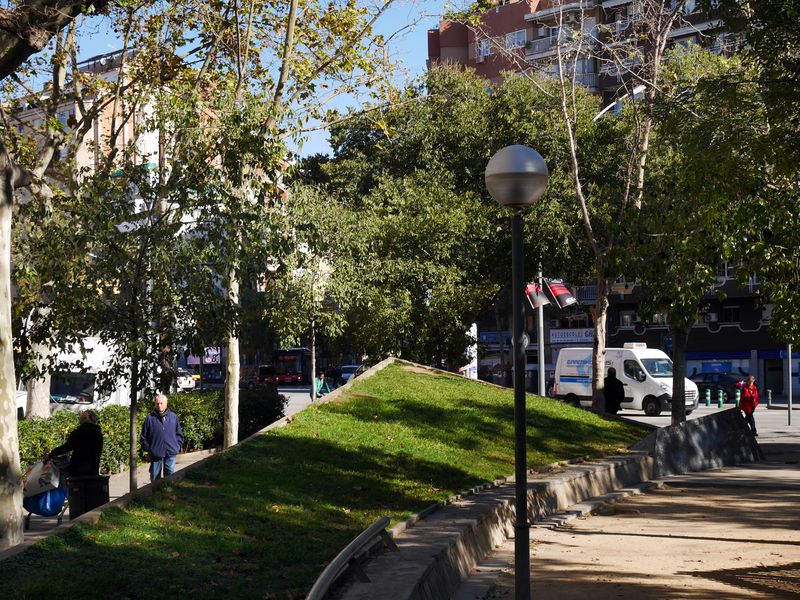 <div class='imageHoverDetail'>
             <p class='imageHoverTitle twoLineBreak'>Avinguda Meridiana, tram entre els carrers de València i de Las Navas de Tolo...</p>
             <p class='imageHoverAutor oneLineBreak'>Autor: Vicente Zambrano González</p>
             <button class='imageHoverBtn'>Mostra els detalls de la imatge <span class='sr-only'>Avinguda Meridiana, tram entre els carrers de València i de Las Navas de Tolo...</span></button>
             </div>