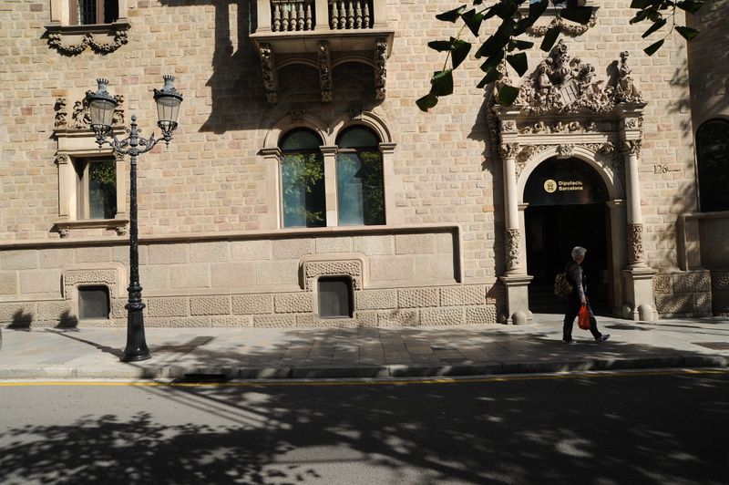 <div class='imageHoverDetail'>
             <p class='imageHoverTitle twoLineBreak'>Diputació de Barcelona - Casa Serra. Porta d'entrada</p>
             <p class='imageHoverAutor oneLineBreak'>Autor: Antonio Lajusticia Bueno</p>
             <button class='imageHoverBtn'>Mostra els detalls de la imatge <span class='sr-only'>Diputació de Barcelona - Casa Serra. Porta d'entrada</span></button>
             </div>