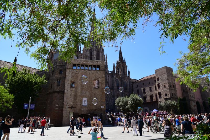 <div class='imageHoverDetail'>
             <p class='imageHoverTitle twoLineBreak'>Espectacle de bombolles a l'avinguda de la Catedral de Barcelona</p>
             <p class='imageHoverAutor oneLineBreak'>Autor: Antonio Lajusticia Bueno</p>
             <button class='imageHoverBtn'>Mostra els detalls de la imatge <span class='sr-only'>Espectacle de bombolles a l'avinguda de la Catedral de Barcelona</span></button>
             </div>