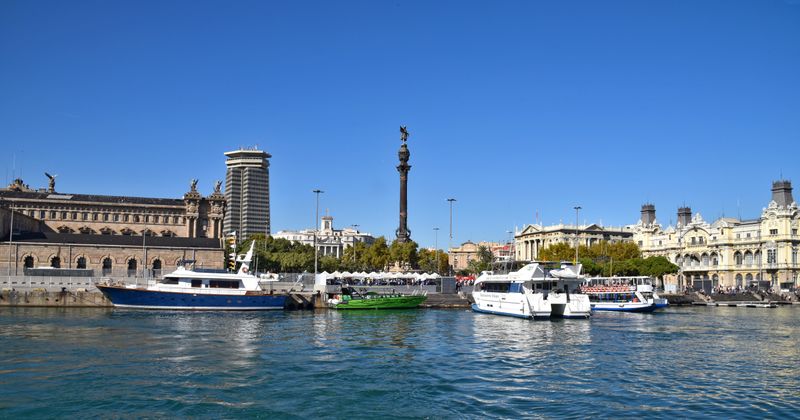 <div class='imageHoverDetail'>
             <p class='imageHoverTitle twoLineBreak'>Port de Barcelona vist des del mar amb les Drassanes Reials, la Torre Colom i...</p>
             <p class='imageHoverAutor oneLineBreak'>Autor: Antonio Lajusticia Bueno</p>
             <button class='imageHoverBtn'>Mostra els detalls de la imatge <span class='sr-only'>Port de Barcelona vist des del mar amb les Drassanes Reials, la Torre Colom i...</span></button>
             </div>