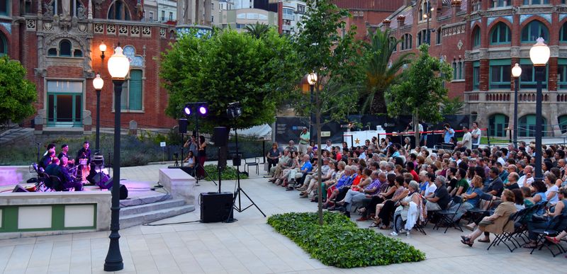 <div class='imageHoverDetail'>
             <p class='imageHoverTitle twoLineBreak'>Concert de Músiques del Món a l'Hospital de Sant Pau. Públic i escenari</p>
             <p class='imageHoverAutor oneLineBreak'>Autor: Antonio Lajusticia Bueno</p>
             <button class='imageHoverBtn'>Mostra els detalls de la imatge <span class='sr-only'>Concert de Músiques del Món a l'Hospital de Sant Pau. Públic i escenari</span></button>
             </div>