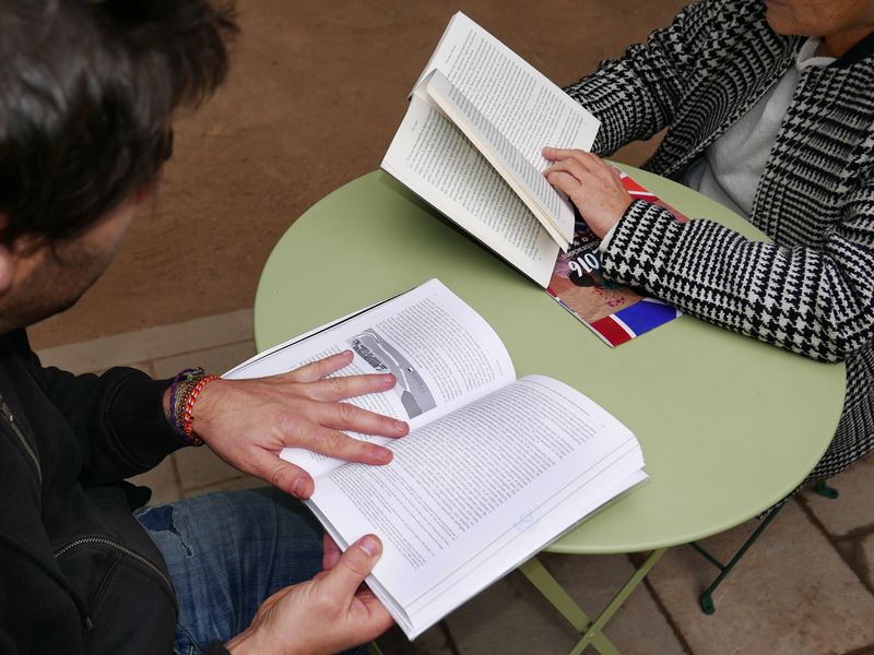 <div class='imageHoverDetail'>
             <p class='imageHoverTitle twoLineBreak'>Pati de la Biblioteca de Catalunya amb persones llegint a les taules</p>
             <p class='imageHoverAutor oneLineBreak'>Autor: Vicente Zambrano González</p>
             <button class='imageHoverBtn'>Mostra els detalls de la imatge <span class='sr-only'>Pati de la Biblioteca de Catalunya amb persones llegint a les taules</span></button>
             </div>