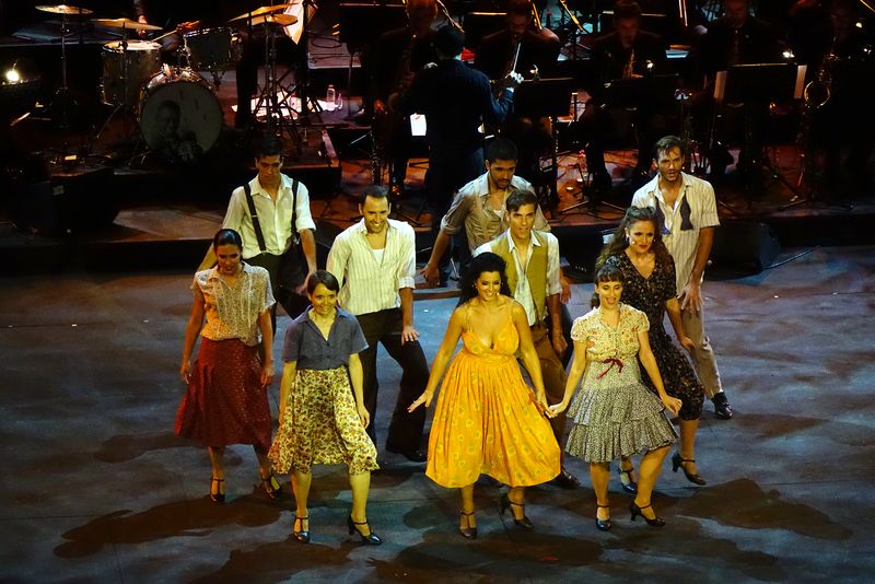 <div class='imageHoverDetail'>
             <p class='imageHoverTitle twoLineBreak'>Espectacle "Swing Broadway" al Teatre Grec dins del Festival Grec</p>
             <p class='imageHoverAutor oneLineBreak'>Autor: Vicente Zambrano González</p>
             <button class='imageHoverBtn'>Mostra els detalls de la imatge <span class='sr-only'>Espectacle "Swing Broadway" al Teatre Grec dins del Festival Grec</span></button>
             </div>