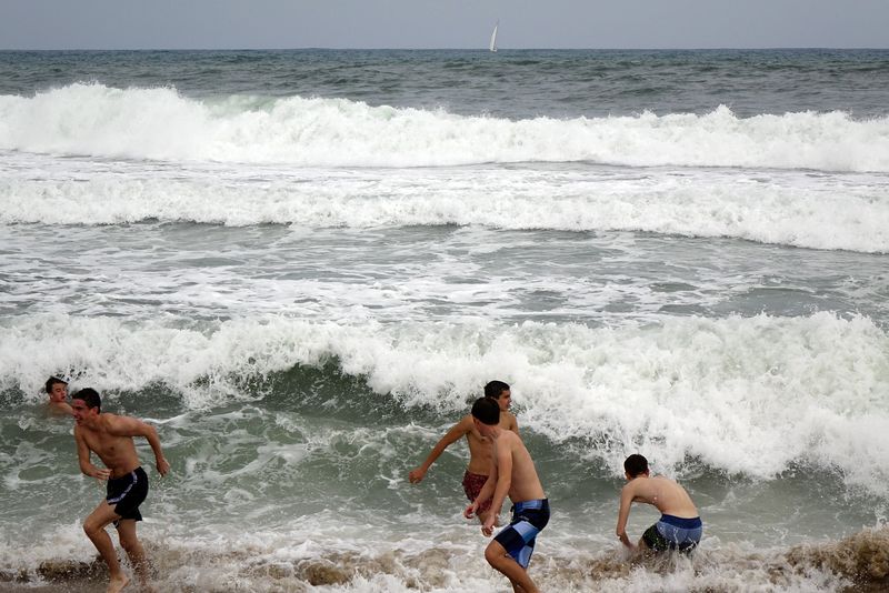 <div class='imageHoverDetail'>
             <p class='imageHoverTitle twoLineBreak'>Platja de la Barceloneta. Joves jugant amb les onades</p>
             <p class='imageHoverAutor oneLineBreak'>Autor: Vicente Zambrano González</p>
             <button class='imageHoverBtn'>Mostra els detalls de la imatge <span class='sr-only'>Platja de la Barceloneta. Joves jugant amb les onades</span></button>
             </div>