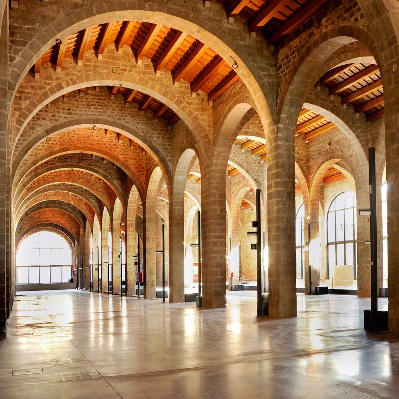 <div class='imageHoverDetail'>
             <p class='imageHoverTitle twoLineBreak'>Interior de les Drassanes Reials de Barcelona</p>
             <p class='imageHoverAutor oneLineBreak'>Autor: Vicente Zambrano González</p>
             <button class='imageHoverBtn'>Mostra els detalls de la imatge <span class='sr-only'>Interior de les Drassanes Reials de Barcelona</span></button>
             </div>