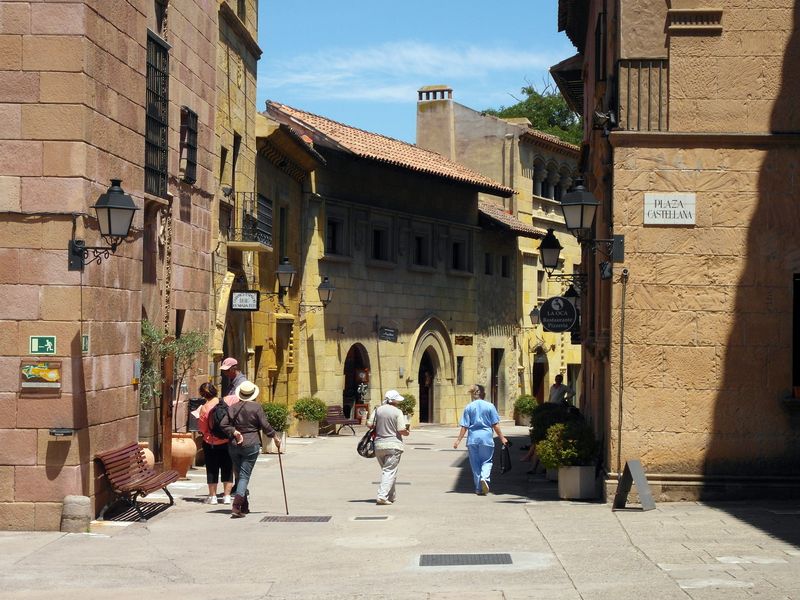 <div class='imageHoverDetail'>
             <p class='imageHoverTitle twoLineBreak'>Poble Espanyol. Visitants per la plaça de la Font Castellana</p>
             <p class='imageHoverAutor oneLineBreak'>Autor: Vicente Zambrano González</p>
             <button class='imageHoverBtn'>Mostra els detalls de la imatge <span class='sr-only'>Poble Espanyol. Visitants per la plaça de la Font Castellana</span></button>
             </div>