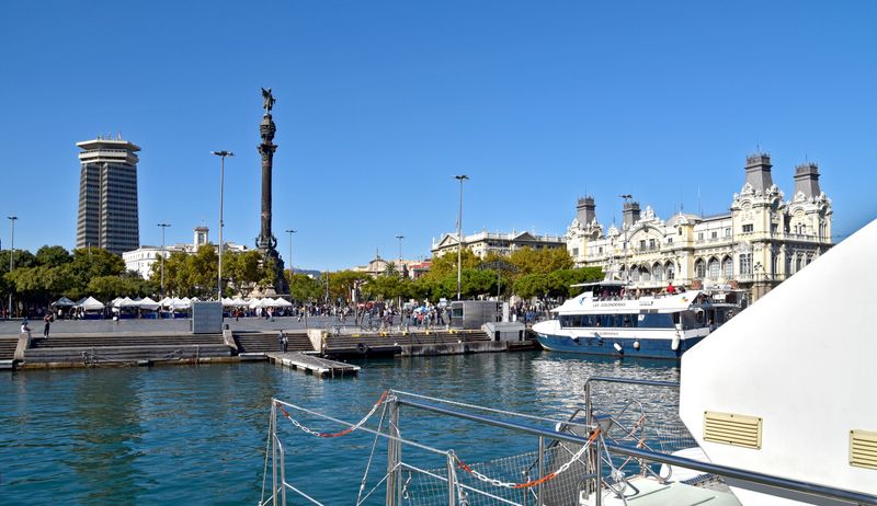 <div class='imageHoverDetail'>
             <p class='imageHoverTitle twoLineBreak'>Port de Barcelona vist des del mar amb la Torre Colom i el Monument a Cristòf...</p>
             <p class='imageHoverAutor oneLineBreak'>Autor: Antonio Lajusticia Bueno</p>
             <button class='imageHoverBtn'>Mostra els detalls de la imatge <span class='sr-only'>Port de Barcelona vist des del mar amb la Torre Colom i el Monument a Cristòf...</span></button>
             </div>