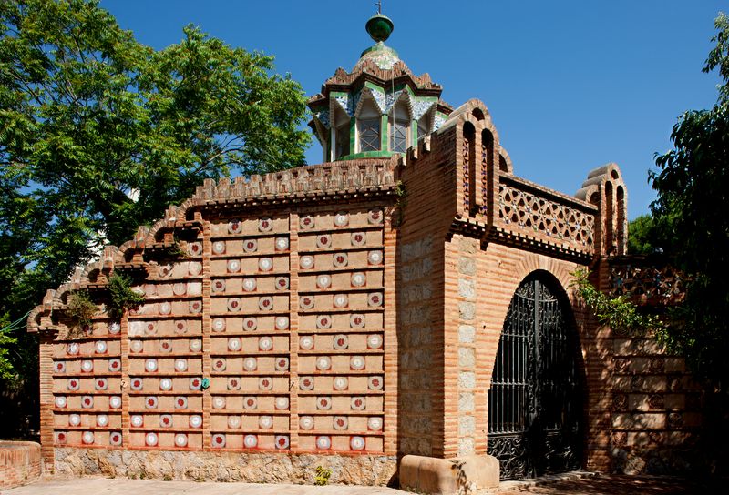 <div class='imageHoverDetail'>
             <p class='imageHoverTitle twoLineBreak'>Pavellons Güell. Pavelló de la porteria</p>
             <p class='imageHoverAutor oneLineBreak'>Autor: Pepe Navarro</p>
             <button class='imageHoverBtn'>Mostra els detalls de la imatge <span class='sr-only'>Pavellons Güell. Pavelló de la porteria</span></button>
             </div>