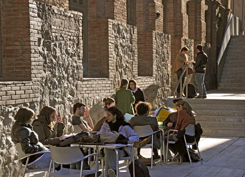 <div class='imageHoverDetail'>
             <p class='imageHoverTitle twoLineBreak'>Universitat Pompeu Fabra</p>
             <p class='imageHoverAutor oneLineBreak'>Autor: Antonio Lajusticia Bueno</p>
             <button class='imageHoverBtn'>Mostra els detalls de la imatge <span class='sr-only'>Universitat Pompeu Fabra</span></button>
             </div>