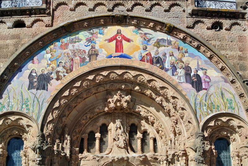 <div class='imageHoverDetail'>
             <p class='imageHoverTitle twoLineBreak'>Temple expiatori del Sagrat Cor al Tibidabo. Pòrtic de la cripta</p>
             <p class='imageHoverAutor oneLineBreak'>Autor: Vicente Zambrano González</p>
             <button class='imageHoverBtn'>Mostra els detalls de la imatge <span class='sr-only'>Temple expiatori del Sagrat Cor al Tibidabo. Pòrtic de la cripta</span></button>
             </div>