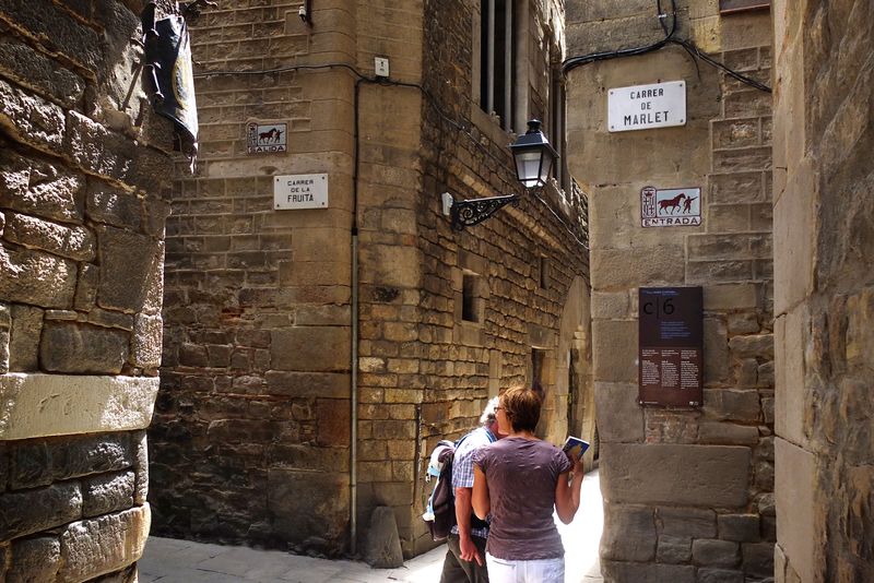 <div class='imageHoverDetail'>
             <p class='imageHoverTitle twoLineBreak'>Turistes davant la placa del MUHBA del carrer de Marlet i el carrer de la Fruita</p>
             <p class='imageHoverAutor oneLineBreak'>Autor: Vicente Zambrano González</p>
             <button class='imageHoverBtn'>Mostra els detalls de la imatge <span class='sr-only'>Turistes davant la placa del MUHBA del carrer de Marlet i el carrer de la Fruita</span></button>
             </div>