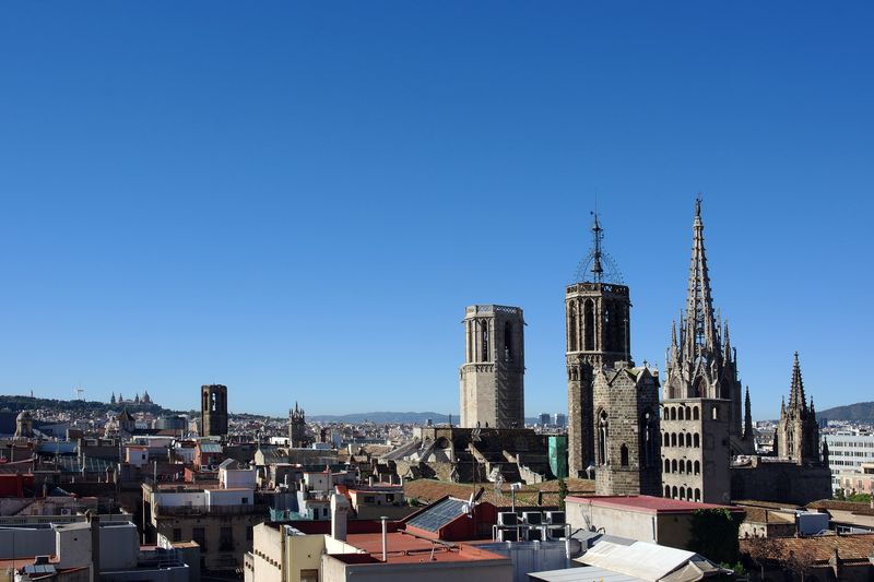 <div class='imageHoverDetail'>
             <p class='imageHoverTitle twoLineBreak'>Torres de la Catedral de Barcelona amb el cimbori i el campanar, Torre del Re...</p>
             <p class='imageHoverAutor oneLineBreak'>Autor: Vicente Zambrano González</p>
             <button class='imageHoverBtn'>Mostra els detalls de la imatge <span class='sr-only'>Torres de la Catedral de Barcelona amb el cimbori i el campanar, Torre del Re...</span></button>
             </div>