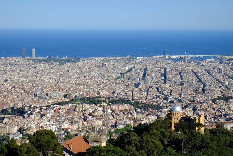 <div class='imageHoverDetail'>
             <p class='imageHoverTitle twoLineBreak'>Vista panoràmiques de Barcelona des del Tibidabo</p>
             <p class='imageHoverAutor oneLineBreak'>Autor: Vicente Zambrano González</p>
             <button class='imageHoverBtn'>Mostra els detalls de la imatge <span class='sr-only'>Vista panoràmiques de Barcelona des del Tibidabo</span></button>
             </div>