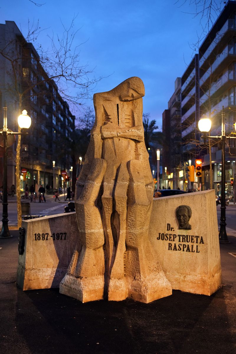 <div class='imageHoverDetail'>
             <p class='imageHoverTitle twoLineBreak'>Monument al Doctor Josep Trueta de Josep Ricart. Part frontal vista a la nit</p>
             <p class='imageHoverAutor oneLineBreak'>Autor: Vicente Zambrano González</p>
             <button class='imageHoverBtn'>Mostra els detalls de la imatge <span class='sr-only'>Monument al Doctor Josep Trueta de Josep Ricart. Part frontal vista a la nit</span></button>
             </div>