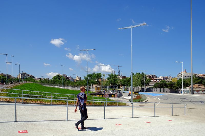 <div class='imageHoverDetail'>
             <p class='imageHoverTitle twoLineBreak'>Plaça de les Glòries Catalanes. Vianant travessant la plaça</p>
             <p class='imageHoverAutor oneLineBreak'>Autor: Vicente Zambrano González</p>
             <button class='imageHoverBtn'>Mostra els detalls de la imatge <span class='sr-only'>Plaça de les Glòries Catalanes. Vianant travessant la plaça</span></button>
             </div>