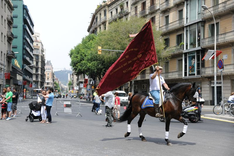 <div class='imageHoverDetail'>
             <p class='imageHoverTitle twoLineBreak'>17a Trobada Nacional de Tres Tombs. Desfilada pel carrer de Pelai</p>
             <p class='imageHoverAutor oneLineBreak'>Autor: Antonio Lajusticia Bueno</p>
             <button class='imageHoverBtn'>Mostra els detalls de la imatge <span class='sr-only'>17a Trobada Nacional de Tres Tombs. Desfilada pel carrer de Pelai</span></button>
             </div>