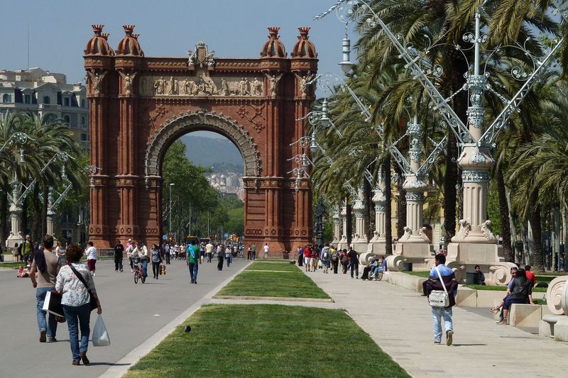 <div class='imageHoverDetail'>
             <p class='imageHoverTitle twoLineBreak'>Arc de Triomf des del passeig de Lluís Companys</p>
             <p class='imageHoverAutor oneLineBreak'>Autor: Vicente Zambrano González</p>
             <button class='imageHoverBtn'>Mostra els detalls de la imatge <span class='sr-only'>Arc de Triomf des del passeig de Lluís Companys</span></button>
             </div>