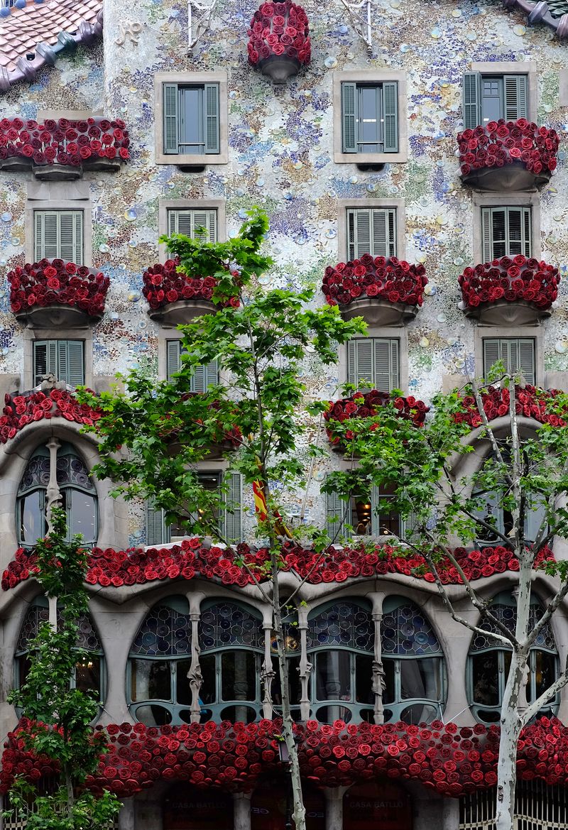 <div class='imageHoverDetail'>
             <p class='imageHoverTitle twoLineBreak'>Diada de Sant Jordi 2016. Façana de la Casa Batlló decorada amb roses</p>
             <p class='imageHoverAutor oneLineBreak'>Autor: Vicente Zambrano González</p>
             <button class='imageHoverBtn'>Mostra els detalls de la imatge <span class='sr-only'>Diada de Sant Jordi 2016. Façana de la Casa Batlló decorada amb roses</span></button>
             </div>