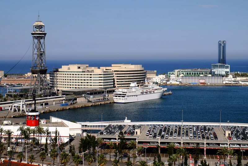 <div class='imageHoverDetail'>
             <p class='imageHoverTitle twoLineBreak'>Vistes del telefèric i del port de Barcelona des del Mirador del Poble-sec. T...</p>
             <p class='imageHoverAutor oneLineBreak'>Autor: Vicente Zambrano González</p>
             <button class='imageHoverBtn'>Mostra els detalls de la imatge <span class='sr-only'>Vistes del telefèric i del port de Barcelona des del Mirador del Poble-sec. T...</span></button>
             </div>