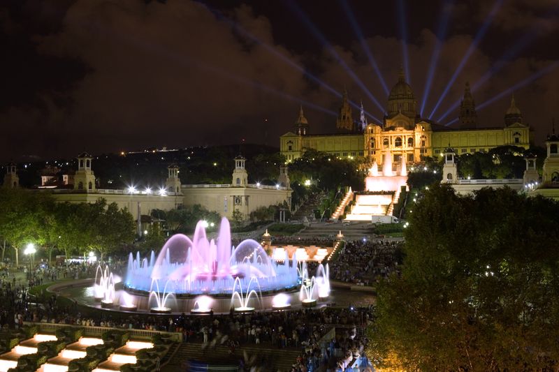 <div class='imageHoverDetail'>
             <p class='imageHoverTitle twoLineBreak'>Font màgica de Montjuïc il·luminada el 2012</p>
             <p class='imageHoverAutor oneLineBreak'>Autor: Pepe Navarro</p>
             <button class='imageHoverBtn'>Mostra els detalls de la imatge <span class='sr-only'>Font màgica de Montjuïc il·luminada el 2012</span></button>
             </div>