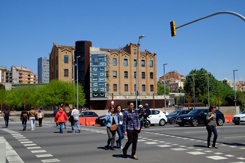 <div class='imageHoverDetail'>
             <p class='imageHoverTitle twoLineBreak'>Plaça de les Glòries Catalanes. Centre cultural La Farinera del Clot</p>
             <p class='imageHoverAutor oneLineBreak'>Autor: Vicente Zambrano González</p>
             <button class='imageHoverBtn'>Mostra els detalls de la imatge <span class='sr-only'>Plaça de les Glòries Catalanes. Centre cultural La Farinera del Clot</span></button>
             </div>