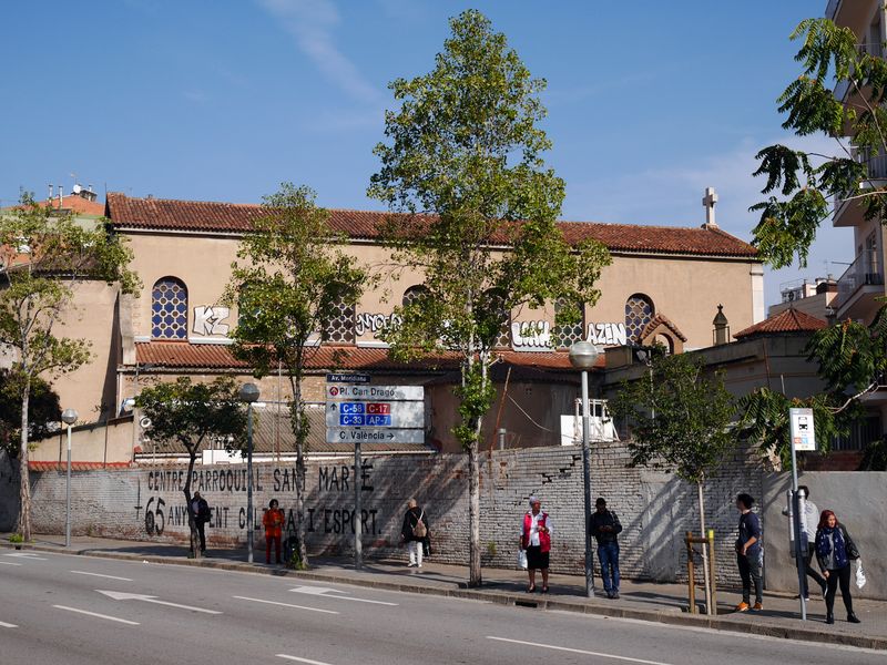 <div class='imageHoverDetail'>
             <p class='imageHoverTitle twoLineBreak'>Avinguda Meridiana, tram entre Glòries i el carrer de València (cantó mar). P...</p>
             <p class='imageHoverAutor oneLineBreak'>Autor: Vicente Zambrano González</p>
             <button class='imageHoverBtn'>Mostra els detalls de la imatge <span class='sr-only'>Avinguda Meridiana, tram entre Glòries i el carrer de València (cantó mar). P...</span></button>
             </div>