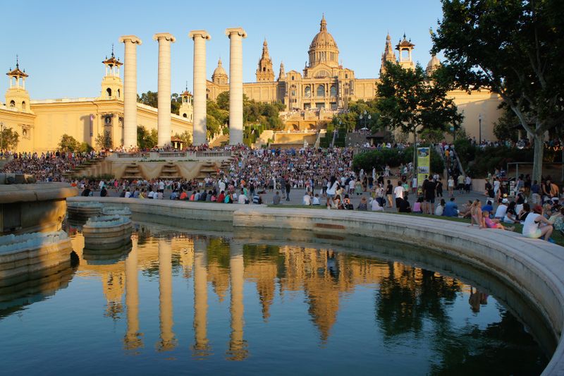 <div class='imageHoverDetail'>
             <p class='imageHoverTitle twoLineBreak'>Barcelona Harley Days a l'avinguda de la Reina Maria Cristina. Públic al volt...</p>
             <p class='imageHoverAutor oneLineBreak'>Autor: Vicente Zambrano González</p>
             <button class='imageHoverBtn'>Mostra els detalls de la imatge <span class='sr-only'>Barcelona Harley Days a l'avinguda de la Reina Maria Cristina. Públic al volt...</span></button>
             </div>