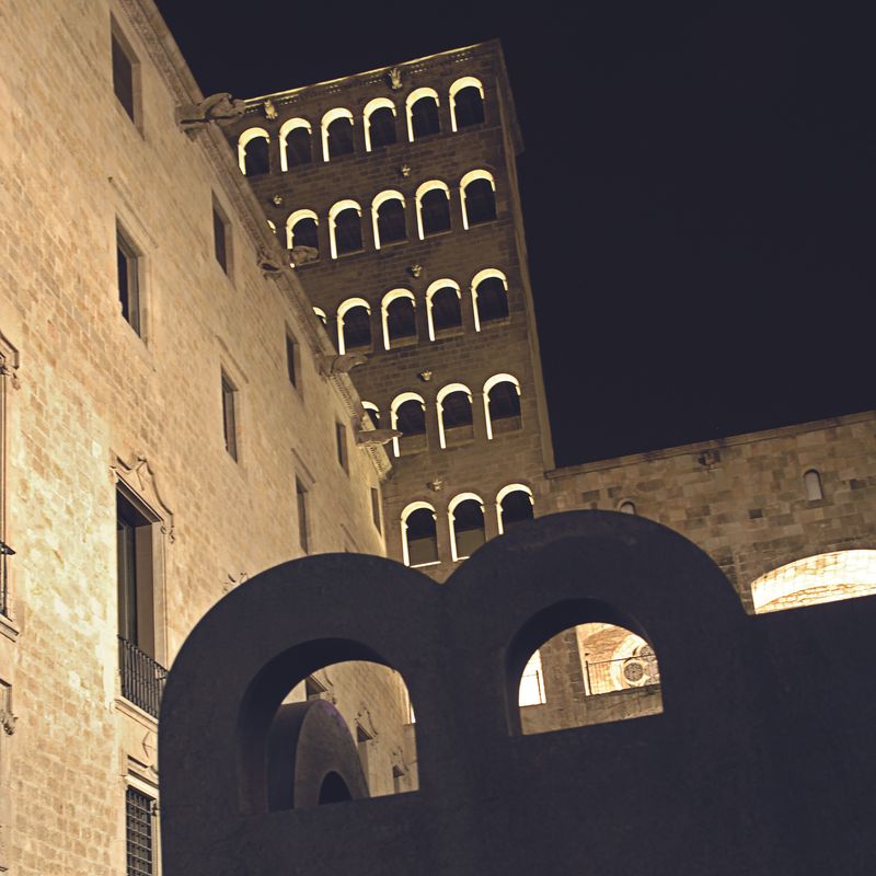 <div class='imageHoverDetail'>
             <p class='imageHoverTitle twoLineBreak'>Torre del Rei Martí de nit i l'escultura Topos V de Chillida</p>
             <p class='imageHoverAutor oneLineBreak'>Autor: Antonio Lajusticia Bueno</p>
             <button class='imageHoverBtn'>Mostra els detalls de la imatge <span class='sr-only'>Torre del Rei Martí de nit i l'escultura Topos V de Chillida</span></button>
             </div>