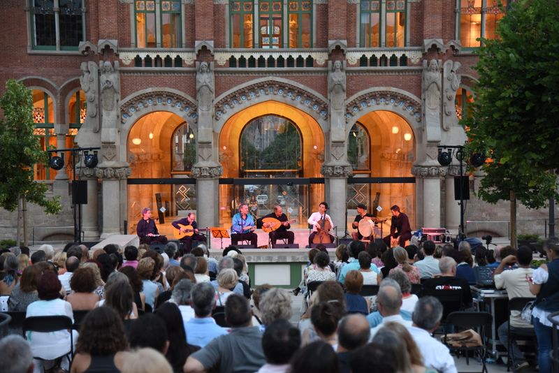 <div class='imageHoverDetail'>
             <p class='imageHoverTitle twoLineBreak'>Concert de Músiques del Món a l'Hospital de Sant Pau. Música kurda amb Gani M...</p>
             <p class='imageHoverAutor oneLineBreak'>Autor: Antonio Lajusticia Bueno</p>
             <button class='imageHoverBtn'>Mostra els detalls de la imatge <span class='sr-only'>Concert de Músiques del Món a l'Hospital de Sant Pau. Música kurda amb Gani M...</span></button>
             </div>