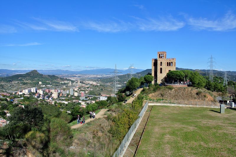 <div class='imageHoverDetail'>
             <p class='imageHoverTitle twoLineBreak'>Castell de Torre Baró i camins</p>
             <p class='imageHoverAutor oneLineBreak'>Autor: Vicente Zambrano González</p>
             <button class='imageHoverBtn'>Mostra els detalls de la imatge <span class='sr-only'>Castell de Torre Baró i camins</span></button>
             </div>