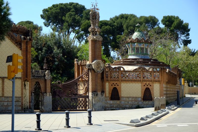 <div class='imageHoverDetail'>
             <p class='imageHoverTitle twoLineBreak'>Pavellons Güell</p>
             <p class='imageHoverAutor oneLineBreak'>Autor: Vicente Zambrano González</p>
             <button class='imageHoverBtn'>Mostra els detalls de la imatge <span class='sr-only'>Pavellons Güell</span></button>
             </div>