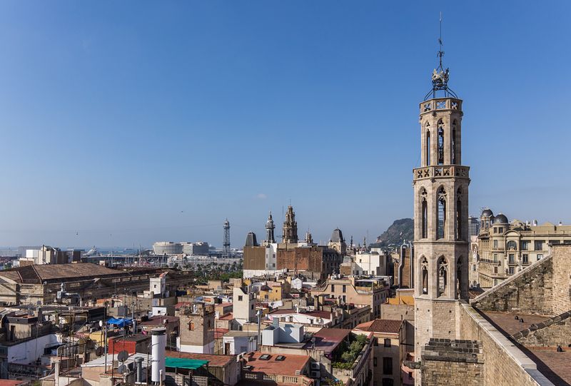 <div class='imageHoverDetail'>
             <p class='imageHoverTitle twoLineBreak'>Campanar de l'església de Santa Maria del Mar i vistes de Barcelona</p>
             <p class='imageHoverAutor oneLineBreak'>Autor: AL PHT Air Picture TAVISA</p>
             <button class='imageHoverBtn'>Mostra els detalls de la imatge <span class='sr-only'>Campanar de l'església de Santa Maria del Mar i vistes de Barcelona</span></button>
             </div>