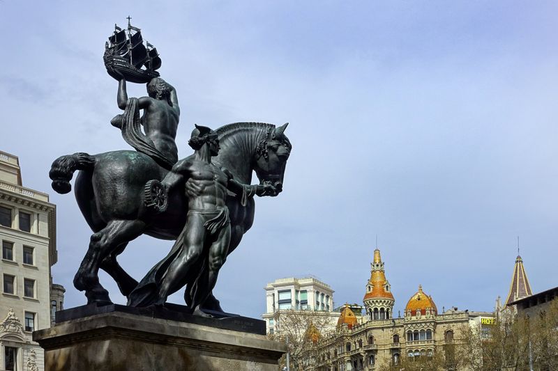 <div class='imageHoverDetail'>
             <p class='imageHoverTitle twoLineBreak'>Escultura Barcelona, de Frederic Marès, on apareix una figura d'Hermes</p>
             <p class='imageHoverAutor oneLineBreak'>Autor: Vicente Zambrano González</p>
             <button class='imageHoverBtn'>Mostra els detalls de la imatge <span class='sr-only'>Escultura Barcelona, de Frederic Marès, on apareix una figura d'Hermes</span></button>
             </div>